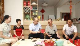 院領(lǐng)導(dǎo)走訪慰問老黨員和困難黨員